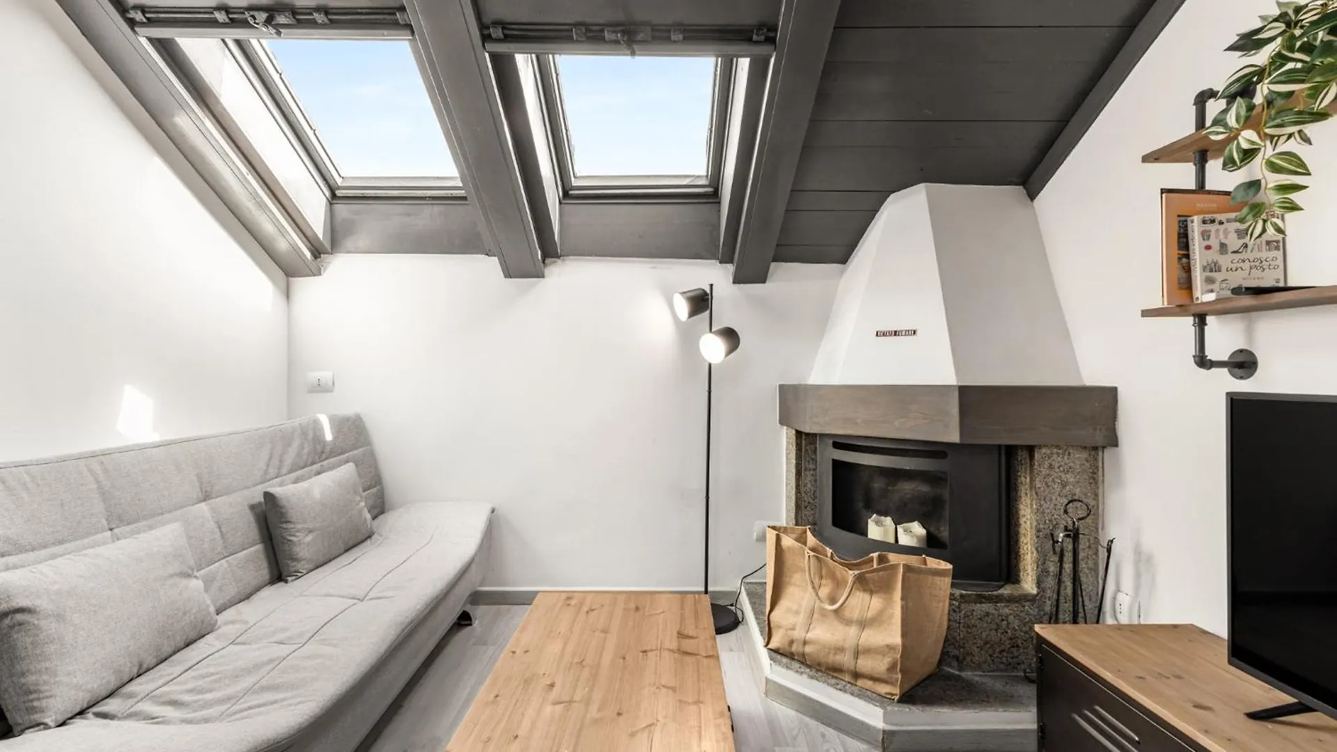 Apartamento Tortona Metro 200M - Charming Attic - Wifi Milán